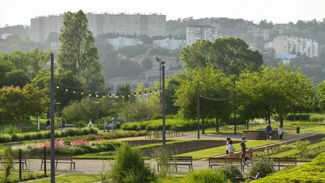 Parc et promeneurs